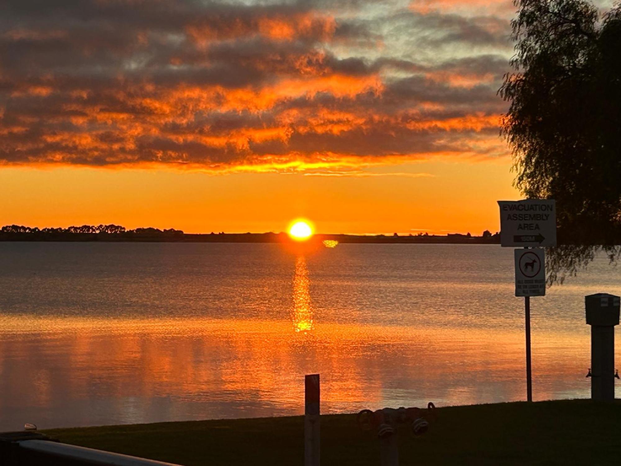 Lake Boga Caravan Park Екстериор снимка